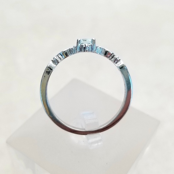 Delicate Topaz Ring - Picture 4 of 8